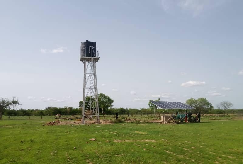 Forage, château d'eau et pompage solaire sur une ferme au Burkina Faso