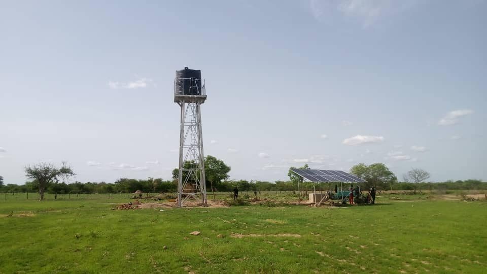 Forage, château d'eau et pompage solaire sur une ferme au Burkina Faso